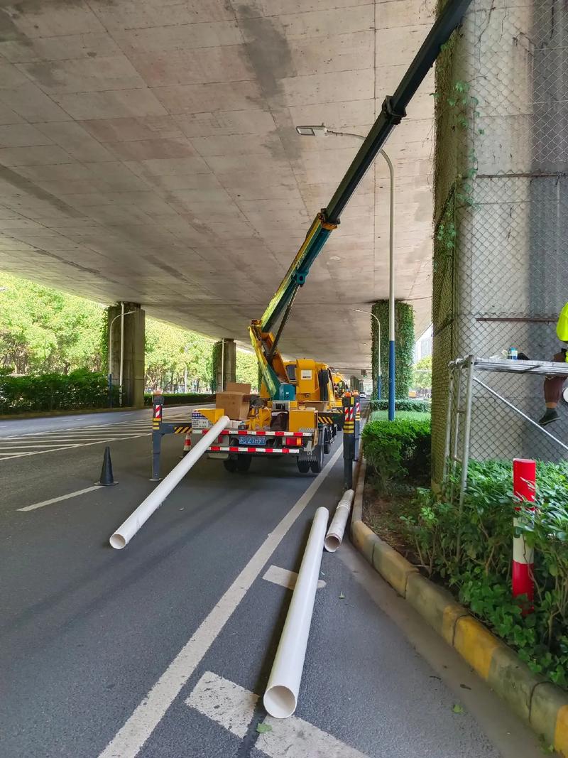 市政工程中高空作業(yè)車在安裝下水管現(xiàn)場(chǎng)的應(yīng)用
